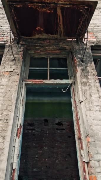 戦争で壊れた窓で放棄された建物 外に建てられた3階建てのレンガ造りの建物 カメラが戻ってくる バーティカルビデオ — ストック動画
