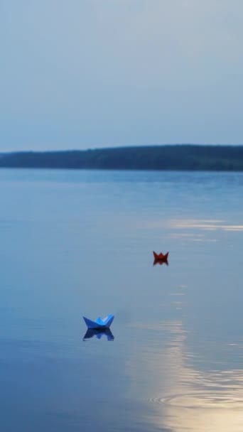 Прекрасный Вечерний Пейзаж Спокойной Реки Цветные Бумажные Лодки Водном Фоне — стоковое видео