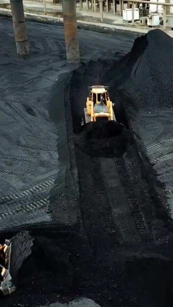 Sürüngen Buldozer Kömür Madenlerinde Çalışır Çıkarma Endüstrisi Antrasit Hava Görüntüsü — Stok video