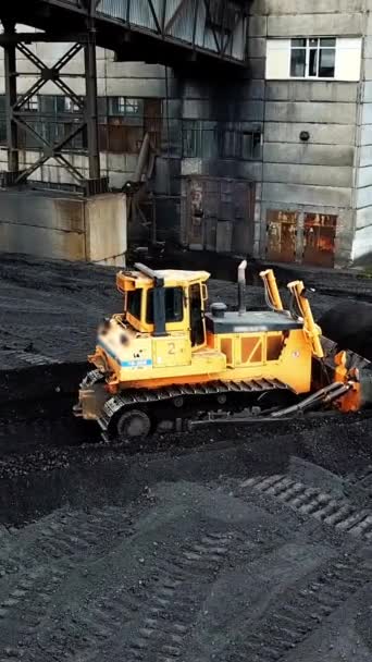 Excavadora Orugas Clasifica Carbón Industria Vista Aérea Vídeo Vertical — Vídeo de stock