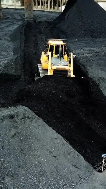 Treksteenkool Verplaatsen Voor Verwerking Steenkoolproductie Luchtfoto Verticale Video — Stockvideo