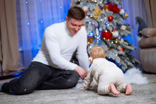 Feliz Padre Bebé Jugando Suelo Cerca Del Árbol Navidad — Foto de Stock