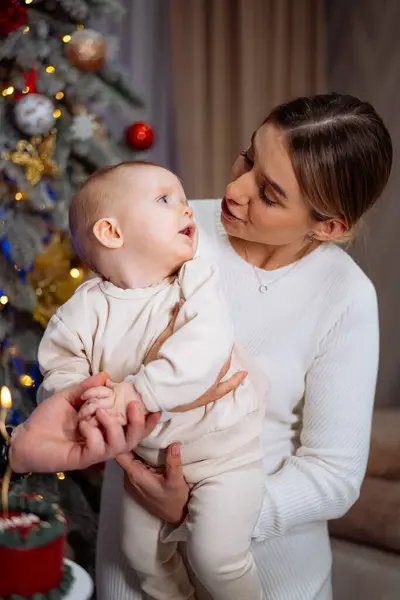 Mladá Matka Drží Své Dítě Náručí Dívá Něj Vánoční Stromek — Stock fotografie