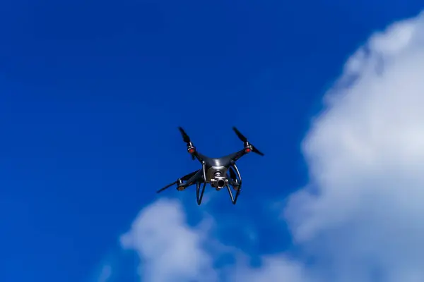 青い空を飛んでいる無人機 — ストック写真
