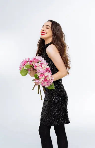Портрет Щасливої Молодої Жінки Тримає Букет Квітів Ізольовано Білому Тлі — стокове фото