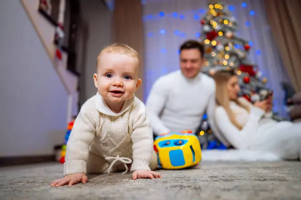 Feliz Bebé Arrastrándose Suelo Delante Del Árbol Navidad Sus Padres — Foto de Stock