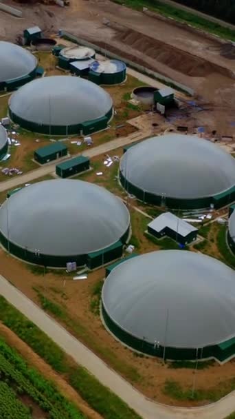 現代バイオ燃料工場 バイオ燃料プラントの空中観測 エコロジカル生産 バイオガソリンスタンド 上からの動画です バーティカルビデオ — ストック動画