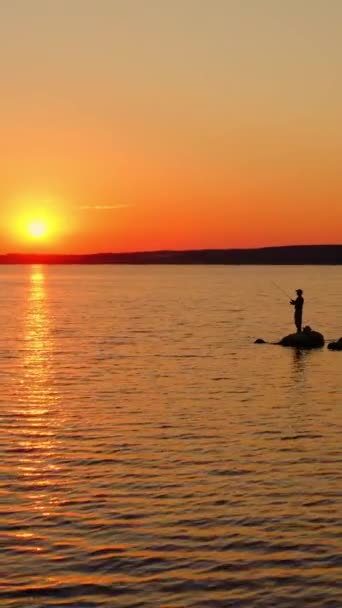 Der Fischer Fischt Bei Sonnenuntergang Ein Fischer Beim Angeln Bei — Stockvideo