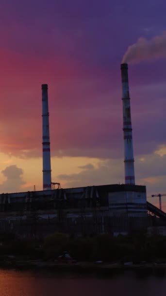 Fertigung Bei Sonnenuntergang Industrielle Fabrik Der Nähe Des Flusses Auf — Stockvideo