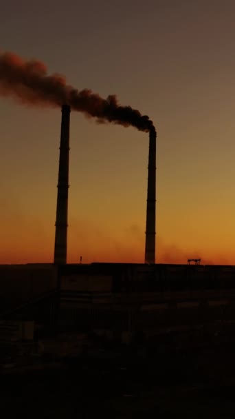 日没時の工場からの有害な排出 危険な煙は川の近くの工場から大気中に放出される エコロジカル災害 バーティカルビデオ — ストック動画