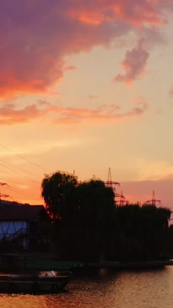 Fertigung Flussnähe Industrieanlagen Und Hochspannungsmasten Inmitten Der Natur Bei Sonnenuntergang — Stockvideo