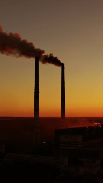 黄色い雲のない空の工場の喫煙所 近代的な工場の上の夕日 無人機によるパノラマビデオ バーティカルビデオ — ストック動画