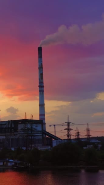 Industriegebiet Gegen Rosa Himmel Bei Sonnenuntergang Fabrik Flussnähe Mit Rohren — Stockvideo