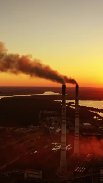 化学工場は環境を汚染する 設定された太陽に対して産業用パイプから放出された有害な煙 生態学的な問題 バーティカルビデオ — ストック動画
