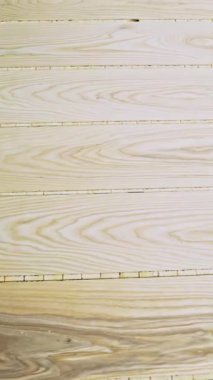 ?Piyasada satılık parketin nihai sonucunu alabilmek için bütün işleme adımlarını inceliyor. Yakın plan. Dikey video