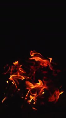 Yanlardan tehlikeli kırmızı alevler yaklaşıyor. Geceleri ateş yanıyor. Dikey video