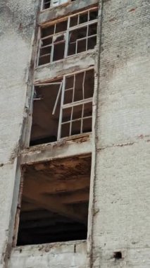 Terk edilmiş bir sanayi tesisinin havadan görüntüsü. Fabrika harabeleri. Dikey video