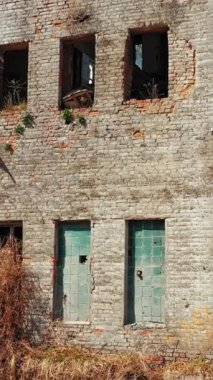 Yok edilen fabrikanın üzerinden uçacağız. Yıkım için eski endüstriyel bina. Hava görünümü Dikey video