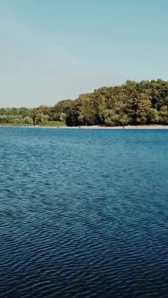 Rivière Bleue Limpide Avec Banc Sable Une Forêt Été Avec — Video