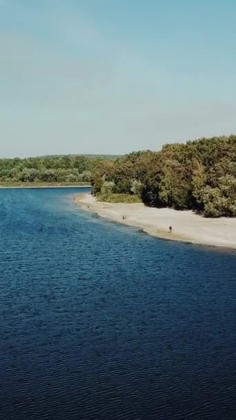 Bel Endroit Repos Avec Une Large Rivière Une Plage Sable — Video