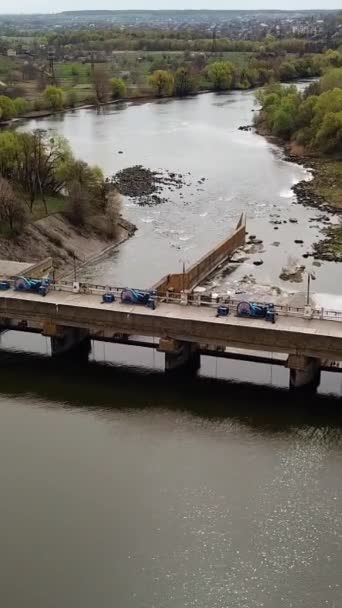 Μια Τεράστια Κατασκευή Μια Γέφυρα Στέκεται Στο Ποτάμι Έξω Από — Αρχείο Βίντεο