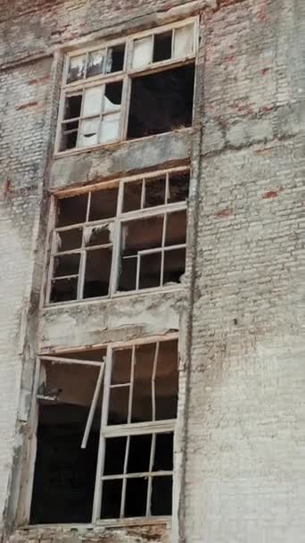 旧的工业大楼需要拆除 被废弃的建筑外部 空中风景 垂直录像 — 图库视频影像