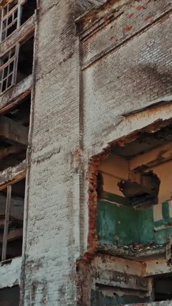旧的工业大楼需要拆除 被废弃的建筑外部 空中风景 垂直录像 — 图库视频影像