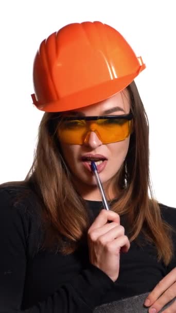 Zábavná Žena Oranžových Brýlích Tvrdém Klobouku Drží Rukou Složku Pero — Stock video