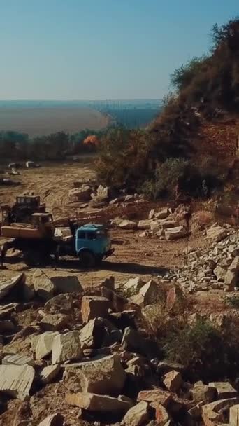 Speciálisan Felszerelt Gépaknák Kövek Mozgatása Kőbányából További Feldolgozás Céljából Gyártás — Stock videók