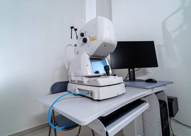 Bilimsel yüksek teknoloji ekipmanları. Modern hastane laboratuvar aygıtı.