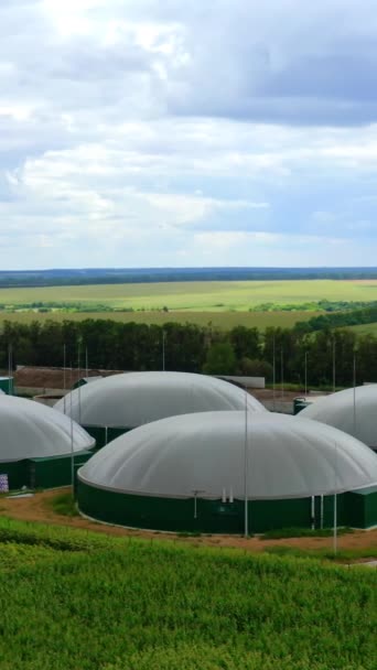 Μεγάλες Δεξαμενές Βιομάζας Μονάδα Βιοαερίου Μεταξύ Του Οικολογικού Περιβάλλοντος Βιομηχανική — Αρχείο Βίντεο