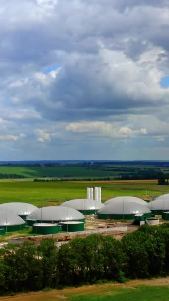Instalação Agrícola Para Produção Biogás Vista Panorâmica Sobre Bela Natureza — Vídeo de Stock