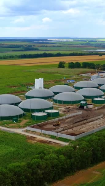 沼气厂 被绿色环境包围的现代生物质生产农场 现代农业在田里生产有机气体 垂直录像 — 图库视频影像
