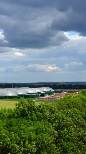 Biogasanläggning Fältet Ekologisk Gård Den Mörka Molniga Himlen Omgiven Grön — Stockvideo