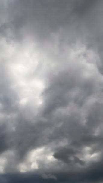 Βαριά Μαύρα Σύννεφα Μαζεύονται Στους Ουρανούς Σύννεφα Γρήγορο Σχηματισμό Timelapse — Αρχείο Βίντεο