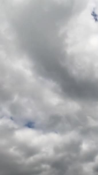 Γκρι Πυκνό Σύννεφο Που Καλύπτει Τον Ουρανό Βροχερό Δραματικό Σχηματισμό — Αρχείο Βίντεο