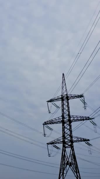 Hohe Strommasten Auf Himmelshintergrund Übertragungsleitungen Strommasten Mit Dazwischen Gespannten Stromkabeln — Stockvideo