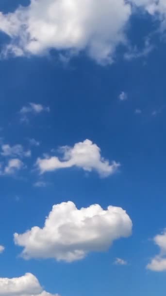 Petits Nuages Coton Doux Légers Changent Forme Dans Ciel Bleu — Video