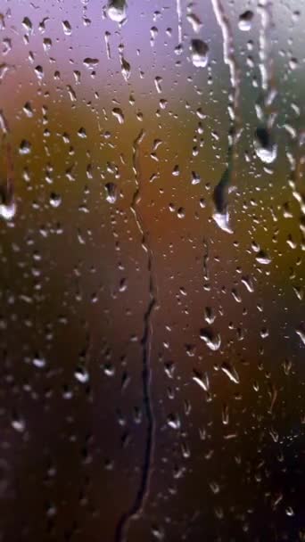Heftiger Regen Fällt Aus Dem Fenster Große Tropfen Bewegen Sich — Stockvideo
