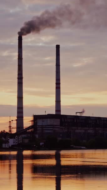 Εργοστάσιο Κοντά Στο Ποτάμι Βιομηχανική Μονάδα Βρώμικο Καπνό Πηγαίνει Από — Αρχείο Βίντεο