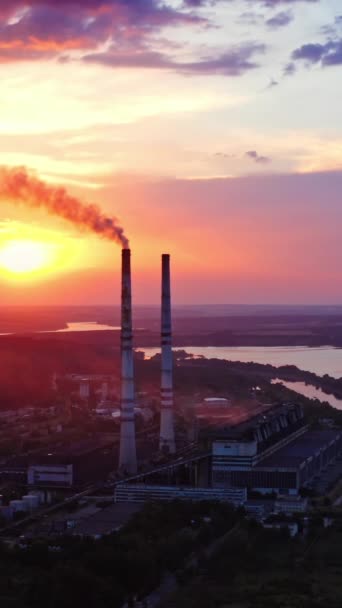 Fabriken Nära Floden Vid Solnedgången Farlig Rök Från Metallverk Som — Stockvideo