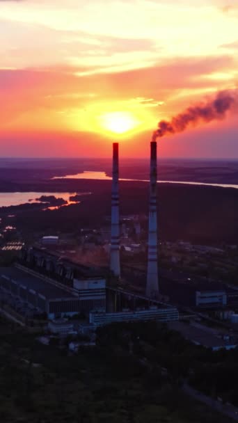 Desastre Ecológico Fábrica Perigosa Perto Rio Liberta Emissões Sujas Pôr — Vídeo de Stock
