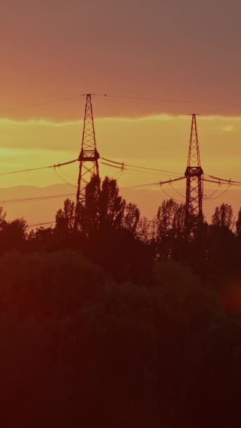 Grands Pylônes Électriques Coucher Soleil Tours Transmission Haute Tension Lignes — Video