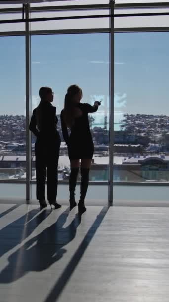 Två Flickor Svarta Kläder Står Nära Stora Fönstren Det Rymliga — Stockvideo
