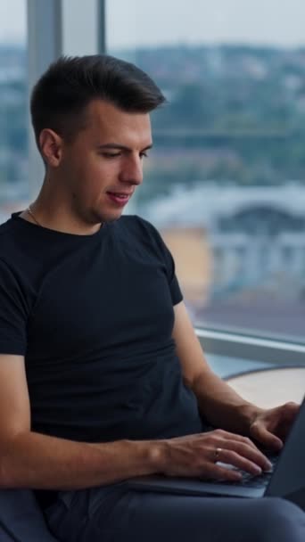 Mörkhårig Stilig Man Arbetar Sin Laptop Mysig Stol Fokuserad Hane — Stockvideo