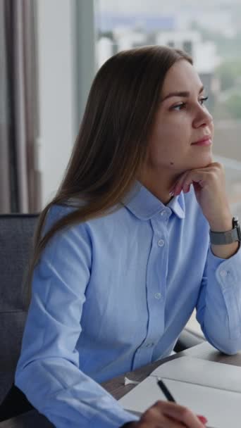 Молодая Работница Сидящая Столом Офисе Обдумывает Некоторые Проблемы Длинноволосый Начинает — стоковое видео