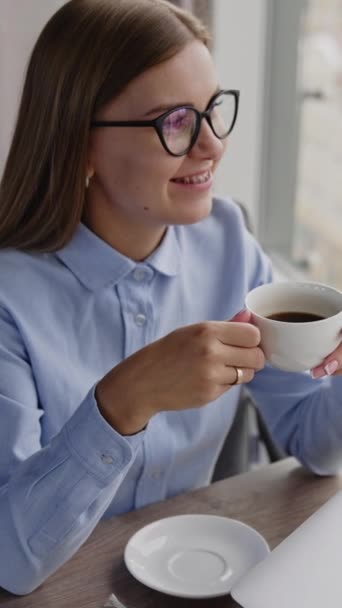 Uma Pausa Trabalho Para Tomar Uma Chávena Café Senhora Negócios — Vídeo de Stock