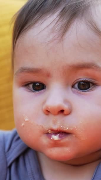 Adorable Bebé Con Gachas Cara Niega Comer Retrato Niño Alimentado — Vídeos de Stock