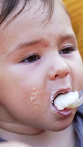 Bonito Niño Caucásico Comiendo Gachas Buena Gana Retrato Bebé Con — Vídeos de Stock