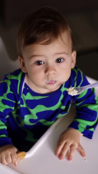 Pequeño Niño Sentado Mesa Alimentación Blanca Alimenta Cuchara Lindo Niño — Vídeos de Stock